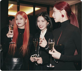 3 mulheres se divertindo no evento